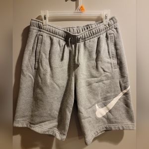 Mens Nike sportswear club fleece shorts size medium gray color